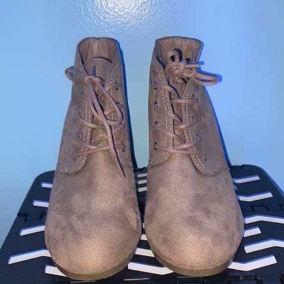 Arizona Lilly Wedge Booties Size 8.5 in U.S. Women’s - Picture 2 of 3